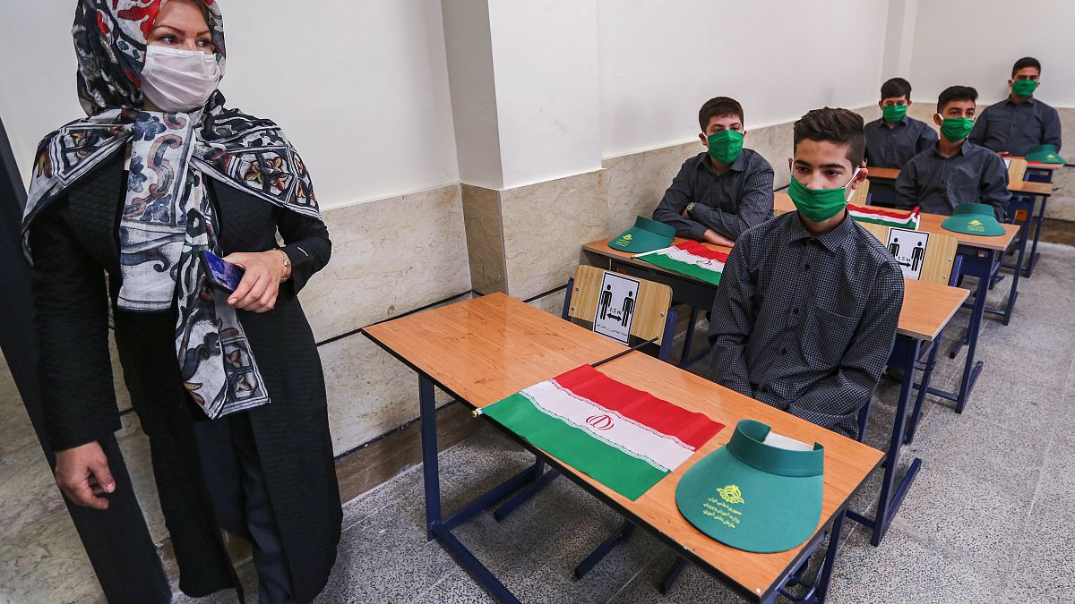 تلاميذ داخل قسم مدرسي في العاصمة الإيرانية طهران - 2020/09/05