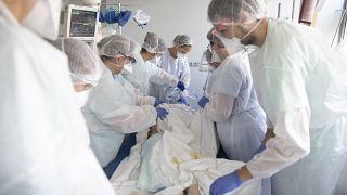 Le personnel médical soigne un patient atteint du Covid-19 au Nouvel Hôpital civil de Strasbourg (15 septembre 2020)