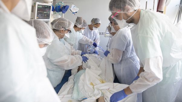 Le personnel médical soigne un patient atteint du Covid-19 au Nouvel Hôpital civil de Strasbourg (15 septembre 2020) Le personnel médical soigne un patient atteint du Covid-19 au Nouvel Hôpital civil de Strasbourg (15 septembre 2020)