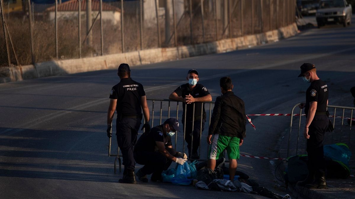 پلیس یونان در حال بازرسی مهاجران در جزیره لسبوس