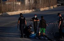 پلیس یونان در حال بازرسی مهاجران در جزیره لسبوس