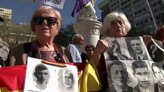 Un grupo de personas se manifiesta delante del Tribunal Supremo exigiendo justicia para las víctimas del franquismo el 24 de septiembre de 2019