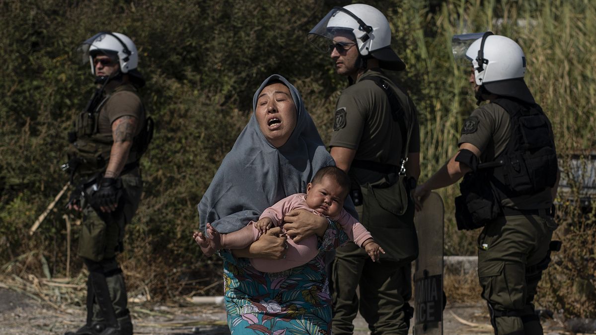 Yunanistan'ın Moria kampındaki yangından kaçan bir anne