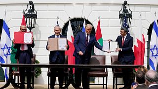 وزیران خارجه امارات عربی متحده و بحرین به همراه نخست وزیر اسرائیل و رئیس جمهوری آمریکا در کاخ سفید