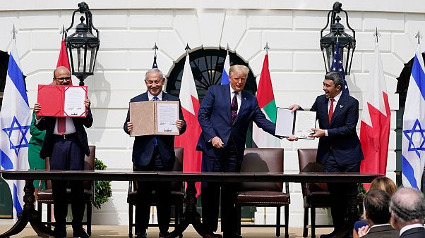 وزیران خارجه امارات عربی متحده و بحرین به همراه نخست وزیر اسرائیل و رئیس جمهوری آمریکا در کاخ سفید