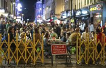 Gente en terrazas en Soho, Londres, el sábado, 12 de septiembre