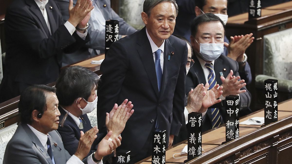Yoshihide Suga saluda a los miembros del Parlamento tras su nombramiento como primer ministro