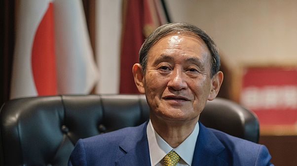 Szuga Josihide, az új japán kormányfő Szuga Josihide, az új japán kormányfő