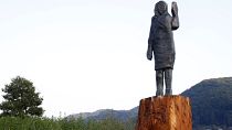 تمثال برونزي يمثل السيدة الأولى للولايات المتحدة ميلانيا ترامب صنعه الفنان الأمريكي براد داوني المقيم في برلين، في مسقط رأسها بسيفنيكا في سلوفينيا