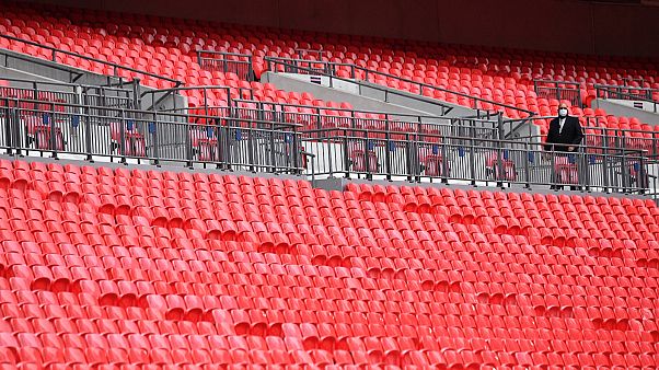 Az Arsenal és a Liverpool találkozója a Wembley üres lelátói előtt Az Arsenal és a Liverpool találkozója a Wembley üres lelátói előtt
