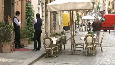 Kellner in einer italienischen Stadt warten auf Kundschaft