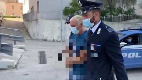 Giuseppe Mastini rendőrök gyűrűjében Giuseppe Mastini rendőrök gyűrűjében