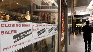 Des affiches dans les vitrines des magasins annoncent leur fermeture à Sydney, le mercredi 2 septembre 2020