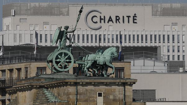 Во вторник Навальный выложил первое фото с того момента, как ему стало плохо Во вторник Навальный выложил первое фото с того момента, как ему стало плохо