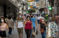 الإسبان يعانون خلال الجائحة