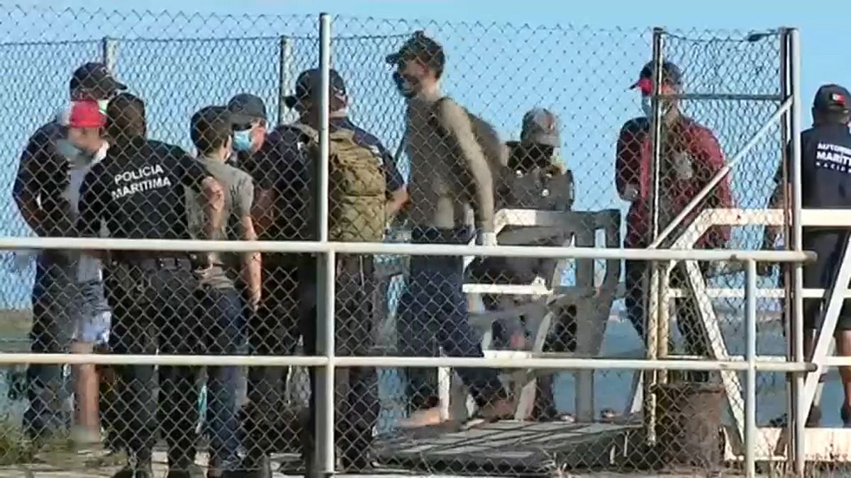 Migrantes são levados para Base da Proteção Civil em Quarteia depois de intercetados pela GNR e Polícia Marítima na Ilha Deserta, Faro, Algarve