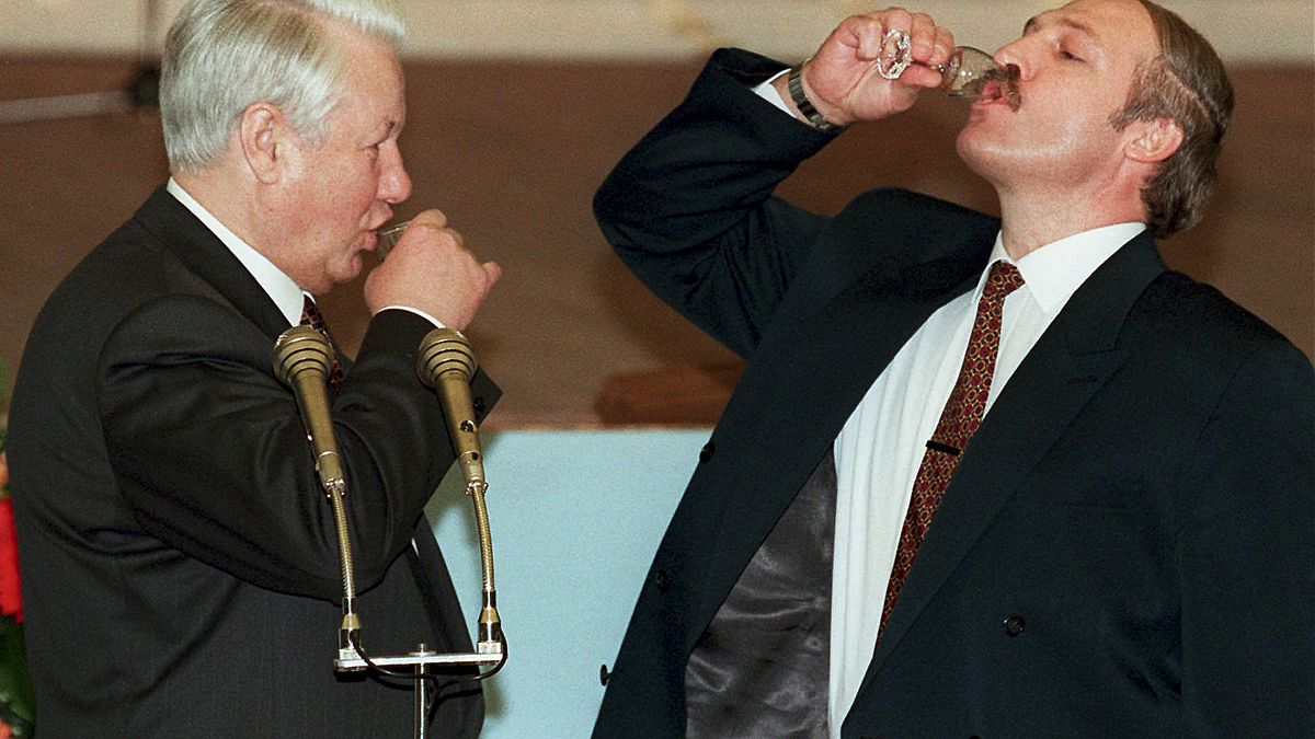 Boris Yeltsin, left, and Belarusian President Alexander Lukashenko drink vodka after a toast celebrating the signing of an agreement in the Kremlin in Moscow. 2 April 1996