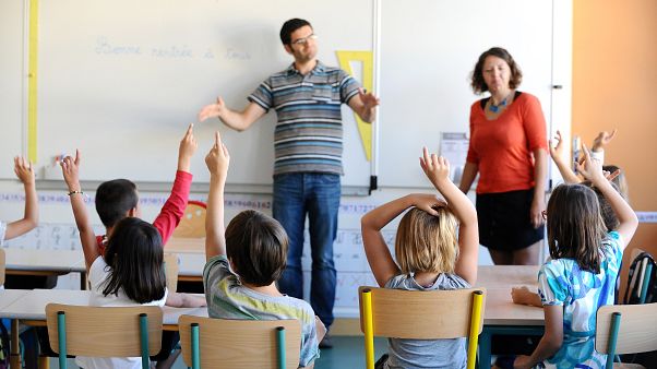 Un profesor utiliza el lengua de signos al comienzo del nuevo año escolar en un aula especial para niños sordos, en Ramonville, en el suroeste de Francia. Un profesor utiliza el lengua de signos al comienzo del nuevo año escolar en un aula especial para niños sordos, en Ramonville, en el suroeste de Francia.