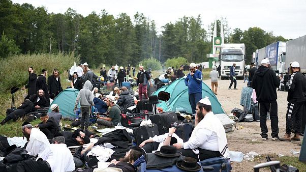 حجاج يهود يجلسون على الحدود بين بيلاروسيا وأوكرانيا حجاج يهود يجلسون على الحدود بين بيلاروسيا وأوكرانيا