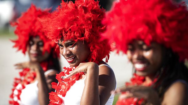 Hula-táncosok fogadják a diplomatákat egy nemzetközi eseményen Nauruban, 2018-ban Hula-táncosok fogadják a diplomatákat egy nemzetközi eseményen Nauruban, 2018-ban