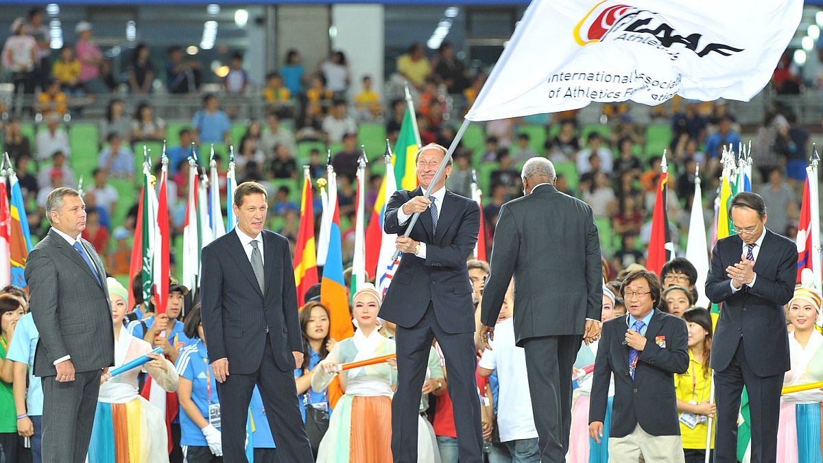 Валентин Балахничёв с флагом IAAF на закрытии Чемпионата мира по лёгкой атлетике в Южной Корее 2011 г.