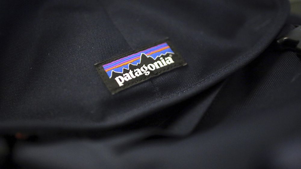 Patagonia se vuelve política con una etiqueta que dice ‘vota por el culo’