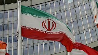 پرچم ایران مقابل مقر آژانس بی‌المللی انرژی اتمی