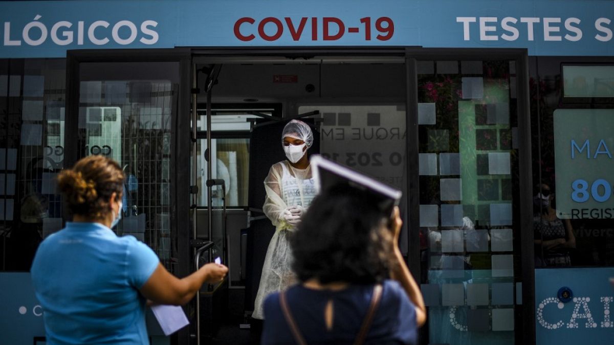 67 jovens belgas infetados com Covid-19 depois de férias no Algarve