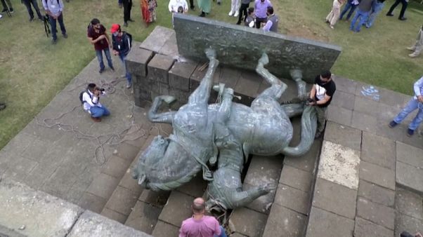 La estutua de Sebastián de Belalcazar derribada La estutua de Sebastián de Belalcazar derribada