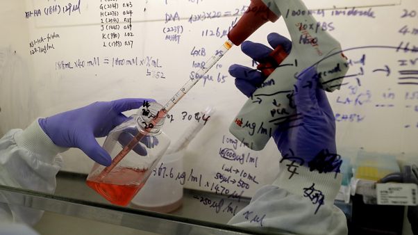 Des chercheurs du laboratoire de l'Imperial College de Londres tentent de mettre au point un vaccin, le 30 juillet 2020 Des chercheurs du laboratoire de l'Imperial College de Londres tentent de mettre au point un vaccin, le 30 juillet 2020