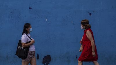 سيدتان في حي فالاكاس الجنوبي في مدريد.  