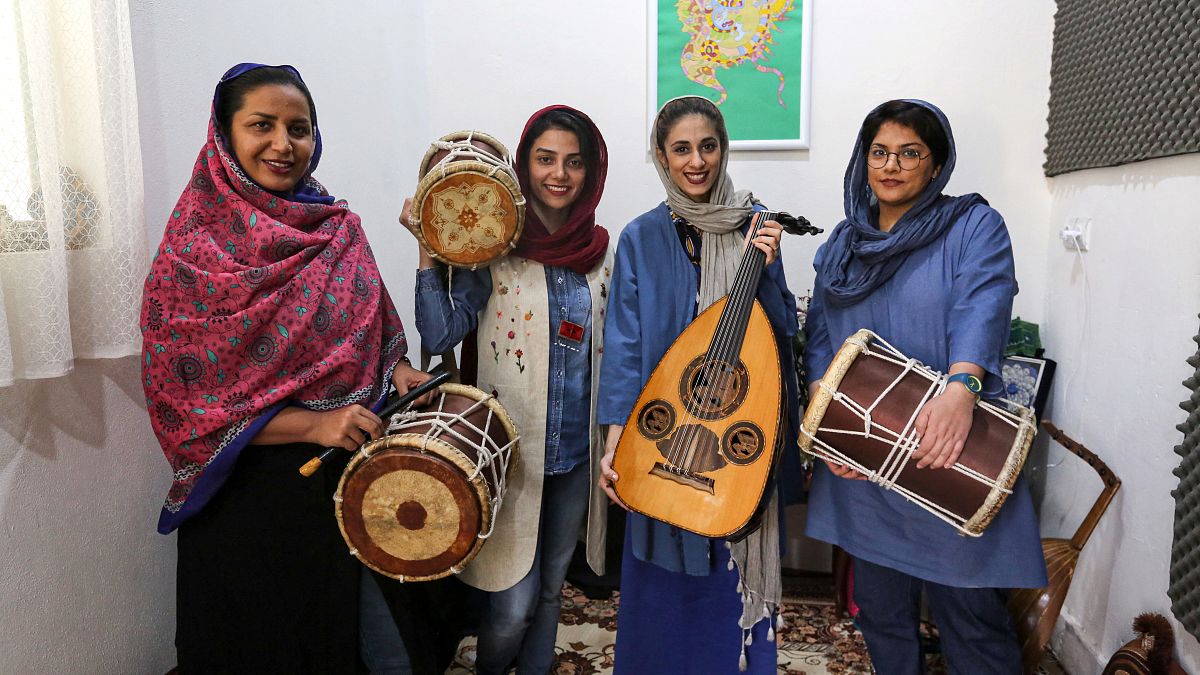 فرقة "دينكو" الإيرانية
