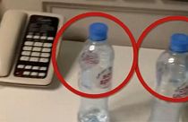بطری‌های آب در اتاق هتل الکسی ناوالنی