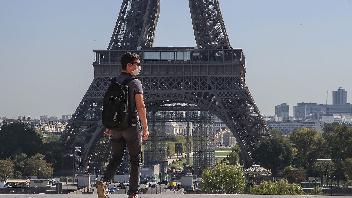 Un hombre con mascarilla camina en la plaza de Trocadero cerca de la Torre Eiffel en París, el lunes 14 de septiembre de 2020. 