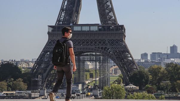 Un hombre con mascarilla camina en la plaza de Trocadero cerca de la Torre Eiffel en París, el lunes 14 de septiembre de 2020. Un hombre con mascarilla camina en la plaza de Trocadero cerca de la Torre Eiffel en París, el lunes 14 de septiembre de 2020.