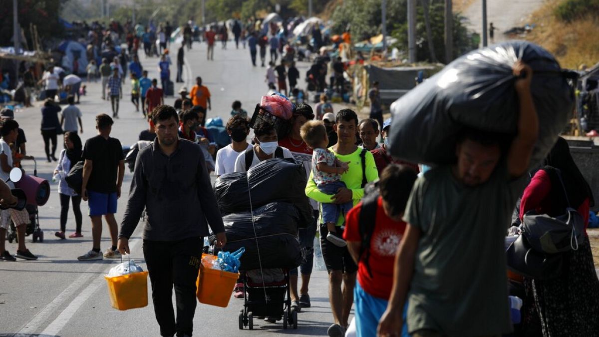 Sur l'île grecque de Lesbos, les migrants évacués vers un nouveau camp "provisoire"