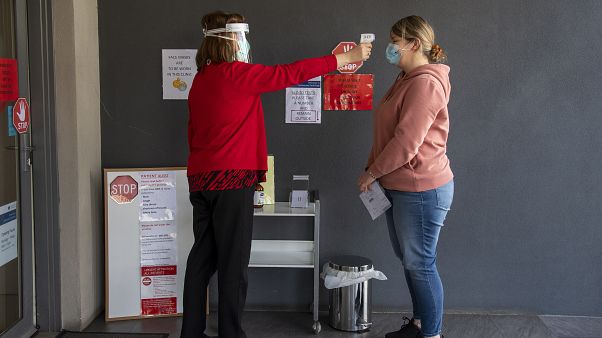Una paciente se toma la temperatura en una clínica médica durante el confinamiento debido a la continua propagación del coronavirus en Melbourne, el jueves 6 de agosto de 2020 Una paciente se toma la temperatura en una clínica médica durante el confinamiento debido a la continua propagación del coronavirus en Melbourne, el jueves 6 de agosto de 2020