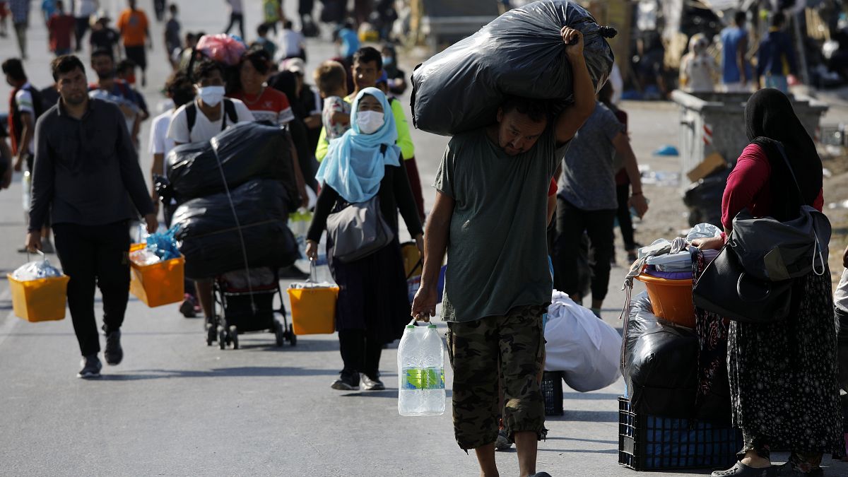 الشرطة اليونانية تنقل المهاجرين المشردين في جزيرة ليسبوس إلى مخيم جديد