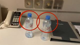 La stanza d'albergo di Navalny e le bottiglie d'acqua al Novichock rinvenute dai suoi collaboratori