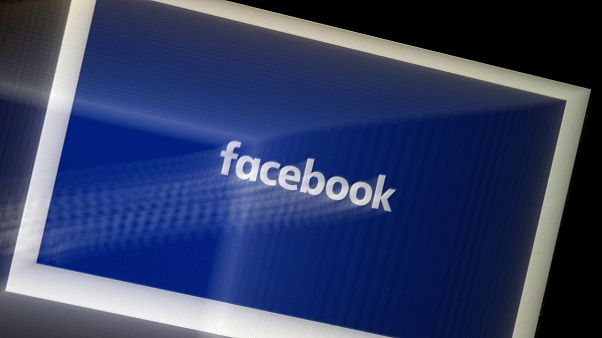 يتم عرض شعار تطبيق فيسبوك على هاتف ذكي في أرلينغتون، فيرجينيا، 25 مارس 2020 يتم عرض شعار تطبيق فيسبوك على هاتف ذكي في أرلينغتون، فيرجينيا، 25 مارس 2020