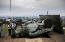 La statue de Sebastian de Belalcazar abattue par un groupe d'amérindiens colombiens.