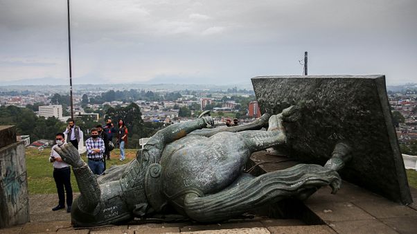 La statue de Sebastian de Belalcazar abattue par un groupe d'amérindiens colombiens. La statue de Sebastian de Belalcazar abattue par un groupe d'amérindiens colombiens.