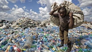 Kenya'nın başkenti Nairobi'de bir gecekondu semtindeki plastikleri toplayan bir adam. (arşiv)