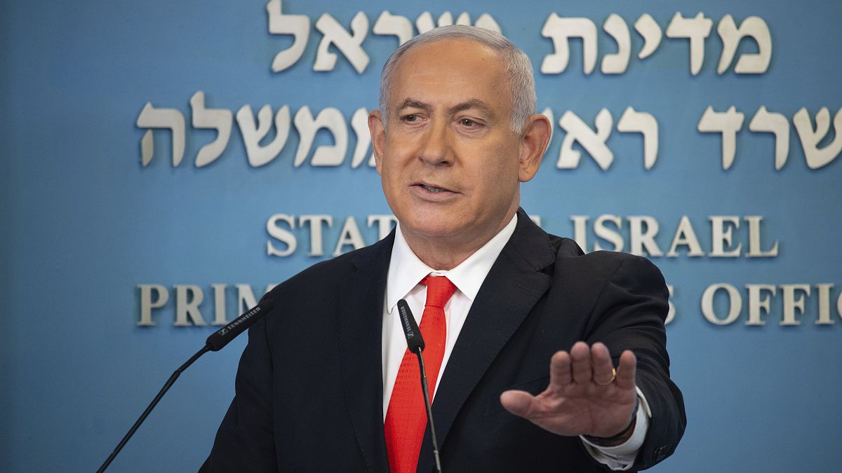 "Altolà, è tutto chiuso!", sembra dire Netanyahu ai suoi concittadini. 