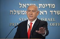 "Altolà, è tutto chiuso!", sembra dire Netanyahu ai suoi concittadini.