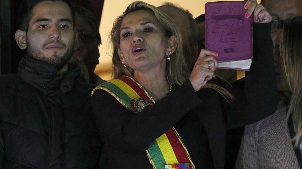 Presidente interina da Bolívia abandona corrida eleitoral Presidente interina da Bolívia abandona corrida eleitoral