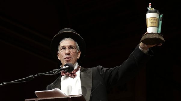 Марк Абрахамс на церемонии вручения Шнобелевской премии в 2019 году Марк Абрахамс на церемонии вручения Шнобелевской премии в 2019 году