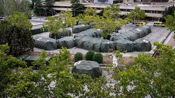Tiendas militares españolas serán utilizadas por los pacientes del hospital durante el brote de coronavirus en el hospital militar Gómez Ulla en Madrid, el 18 de septiembre. Tiendas militares españolas serán utilizadas por los pacientes del hospital durante el brote de coronavirus en el hospital militar Gómez Ulla en Madrid, el 18 de septiembre.