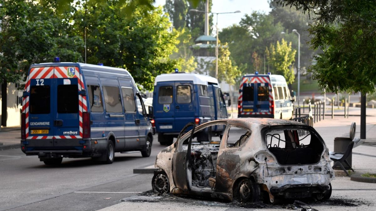 Сгоревший автомобиль во время беспорядков в Дижоне в середине июня 2020 года
