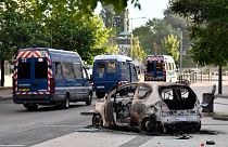 Сгоревший автомобиль во время беспорядков в Дижоне в середине июня 2020 года